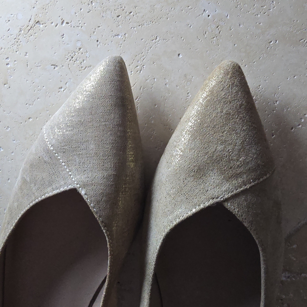 Donald J. Pliner Gold Women's  Pointed Toe Flats SZ 8.5 - Picture 3 of 9